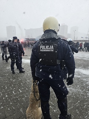 Na zdjęciu policjanci podczas zabezpieczenia