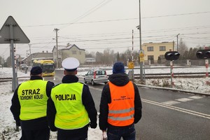 Na zdjęciu widoczny policjant, funkcjonariusz straży ochrony kolei i pracownik polskich kolei państwowych.