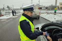 Na zdjęciu widoczna policjantka wręczająca materiały promocyjne kierującemu.