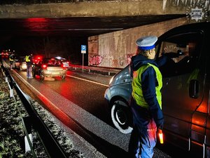 Na zdjęciu policjantka przeprowadzająca kontrolę trzeźwości