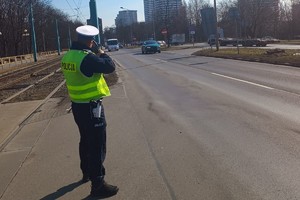 Na zdjęciu policjant podczas pomiaru prędkości