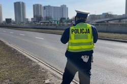 Na zdjęciu policjant podczas pomiaru prędkości