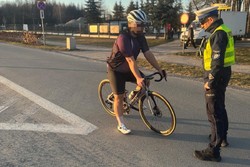 Na zdjęciu policjant wraz z rowerzystą