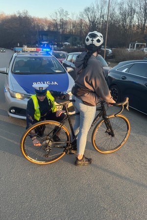 Na zdjęciu policjant wraz z rowerzystą