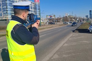 Na zdjęciu policjant z wideorejestratorem