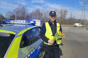 Na zdjęciu policjant z kwiatami