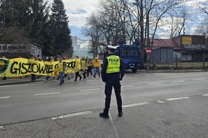 Na zdjęciu policjant w odblaskowej kamizelce