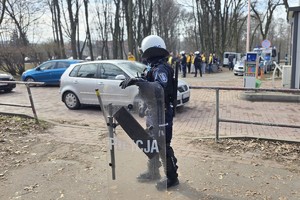 Na zdjęciu policjant z tarczą