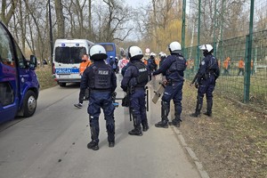 Na zdjęciu policjanci podczas zabezpieczenia