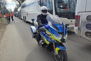 Na zdjęciu policjant na motocyklu