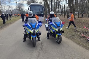 Na zdjęciu policjanci na motocyklu