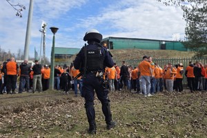 Na zdjęciu policjant podczas zabezpieczenia