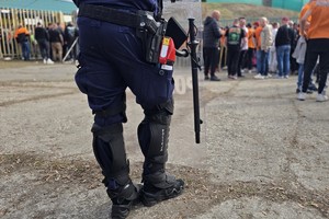 Na zdjęciu policjant podczas zabezpieczenia