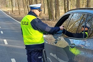 Na zdjęciu policjant badający trzeźwość kierowcy