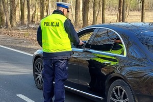 Na zdjęciu policjant badający trzeźwość kierowcy