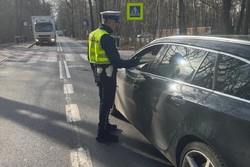 Na zdjęciu policjant badający trzeźwość kierowcy