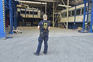 Na zdjęciu widoczny policjant przed halą w trakcie ćwiczeń
