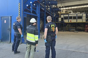 Na zdjęciu policjanci wraz z pracownikiem