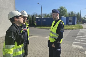 Na zdjęciu policjant - dowódca działań i pracownicy