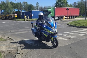 na zdjęciu policjant na motocyklu służbowym