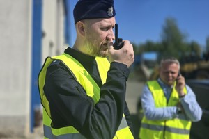 Na zdjęciu policjant z radiostacją