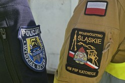 Na zdjęciu naszywki policyjna oraz straży pożarnej