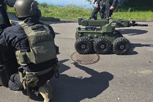 Na zdjęciu kontrterrosyta oraz pojazd specjalistyczny