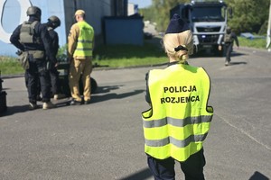 Na zdjęciu policjantka z w odblaskowej kamizelce z napisem &quot;rozjemca&quot;