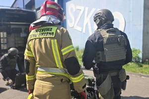 Na zdjęciu strażak i kontrterrorysta