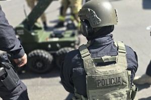 Na zdjęciu kontrterrorysta i pojazd specjalistyczny