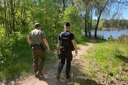 Na zdjęciu policjant wspólnie strażnikiem leśnym