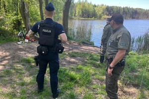 Na zdjęciu policjant wraz z strażnikiem leśnym