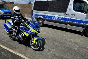 Na zdjęciu policjant na motocyklu służbowym