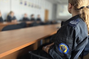 Na zdjęciu uczestniczka dnia otwartego w mundurze szkolnym z naszywką &quot;klasa mundurowa&quot;