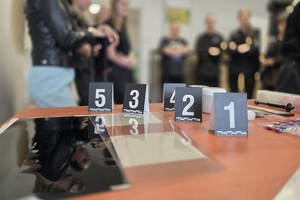 Na zdjęciu uczestnicy podczas wizyty u technika kryminalistyki