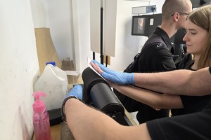 Na zdjęciu uczestnicy podczas wizyty u technika kryminalistyki
