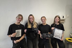 Na zdjęciu uczestnicy podczas wizyty u technika kryminalistyki