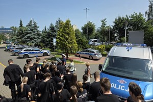 Na zdjęciu uczestnicy dnia otwartego przy policyjnym radiowozie