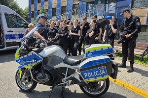 Na zdjęciu uczestnicy przy policyjnym motocyklu