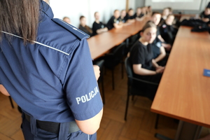 Na zdjęciu uczestnicy podczas rozmowy z policjantką