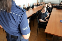 Na zdjęciu uczestnicy podczas rozmowy z policjantką