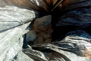 na zdjęciu worek z zabezpieczonymi środkami odurzającymi