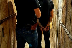 Na zdjęciu zatrzymany wraz z nieumundurowanymi policjantami