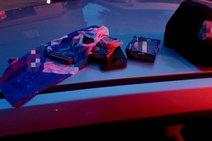 Na zdjęciu widoczna kominiarka, czapka i papierosy