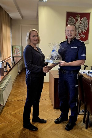 Na zdjęciu Komendant wraz z Panią Martą