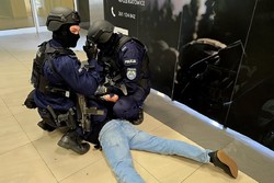 Na zdjęciu policjanci obezwładniający napastnika