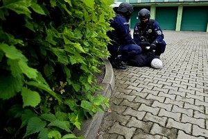 Na zdjęciu policjanci obezwładniający napastnika