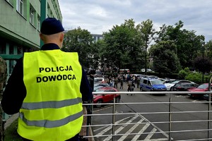 Na zdjęciu policjant w kamizelce &quot;dowódca Policja&quot;