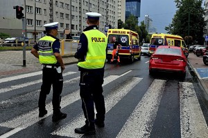 Na zdjęciu policjanci podczas wykonywania czynności na miejscu wypadku