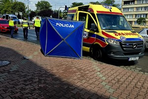 Na miejscu policyjny parawan, karetka oraz policjanci